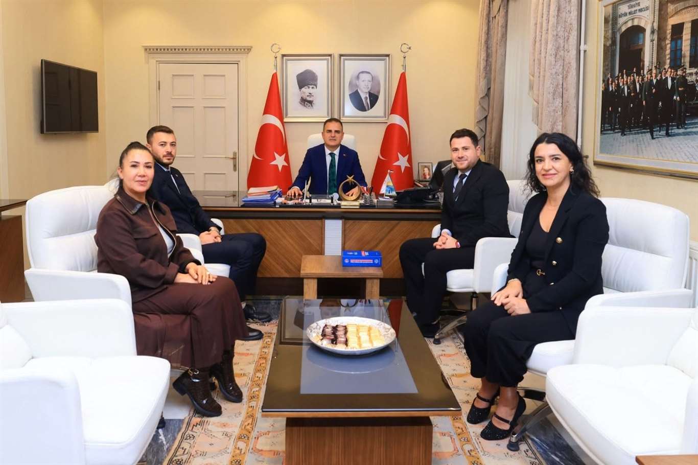 Sağlık çalışanlarının sorunları Vali Akbıyık'a raporla sunuldu haberi